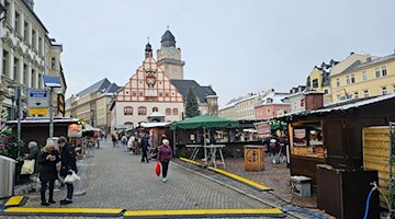 Der Weihnachtsmarkt im Zentrum von Plauen. Wegen des Fundes einer Fliegerbombe wurde er am Donnerstag evakuiert. / Foto: Mike Müller/dpa