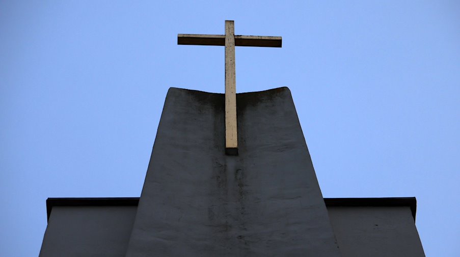 Eine christliche Kirche im Morgengrauen. / Foto: Bernd Wüstneck/dpa