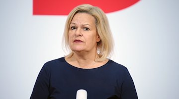 Nancy Faeser (SPD), ministra federal de Interior y Asuntos de Interior y presidenta estatal del SPD en Hesse. / Foto: Kay Nietfeld/dpa