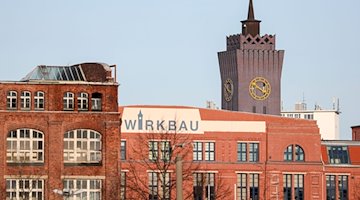 La llamativa torre del reloj se alza en el emplazamiento de la antigua fábrica de maquinaria Schubert & Salzer / Foto: Jan Woitas/dpa-Zentralbild/dpa/Archivbild