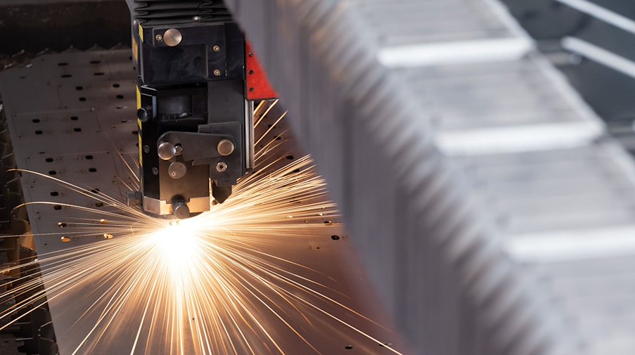 A metal plate is machined in a production facility / Photo: Hendrik Schmidt/dpa/Symbolic image