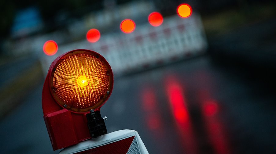 Eine Warnleuchte steht an einem abgesperrten Bereich auf einer Straße. / Foto: Swen Pförtner/dpa/Symbolbild