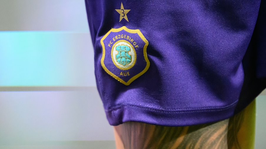يمكن رؤية شعار إرتسغبيرغه آوي على سروال لاعب. / صورة: روبرت مايكل/dpa