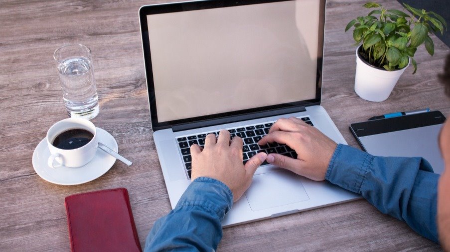 https://pixabay.com/de/photos/homeoffice-programmieren-2452806/