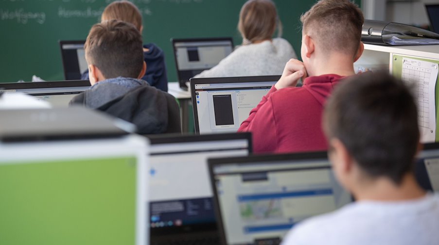 Schülerinnen und Schüler nehmen im Klassenzimmer einer 9. Klasse am Unterricht teil. / Foto: Marijan Murat/dpa/Archivbild