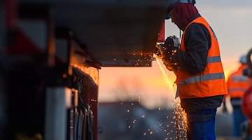 Ein Arbeiter führt auf einer Baustelle Schweißarbeiten an einer Brücke aus. / Foto: Klaus-Dietmar Gabbert/dpa-Zentralbild/ZB/Symbolbild