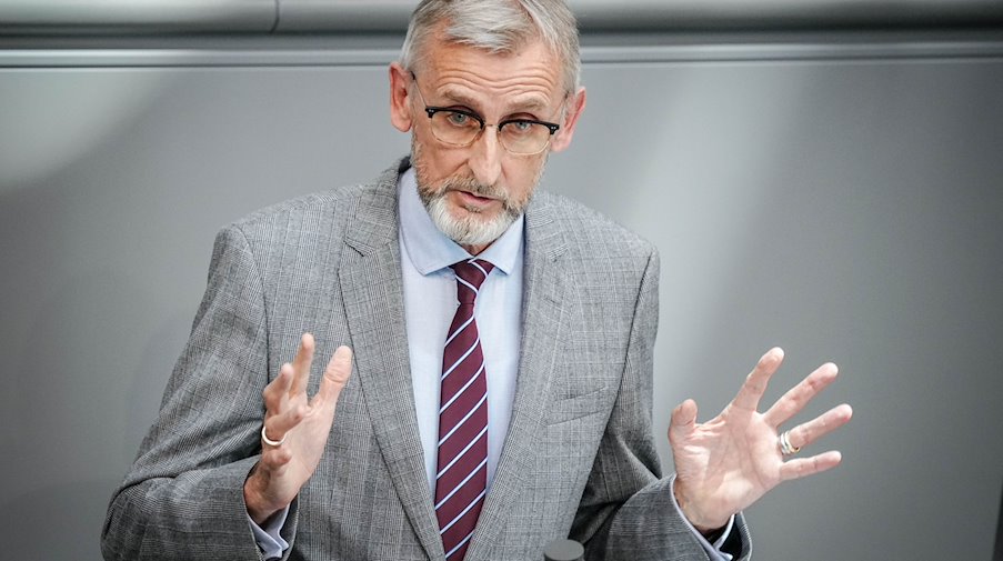 Armin Schuster (CDU), Sächsischer Staatsminister des Innern, spricht im Plenum des Bundestags zu den Abgeordneten. / Foto: Kay Nietfeld/dpa/Archivbild