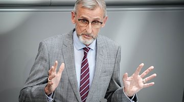 Armin Schuster (CDU), Sächsischer Staatsminister des Innern, spricht im Plenum des Bundestags zu den Abgeordneten. / Foto: Kay Nietfeld/dpa/Archivbild