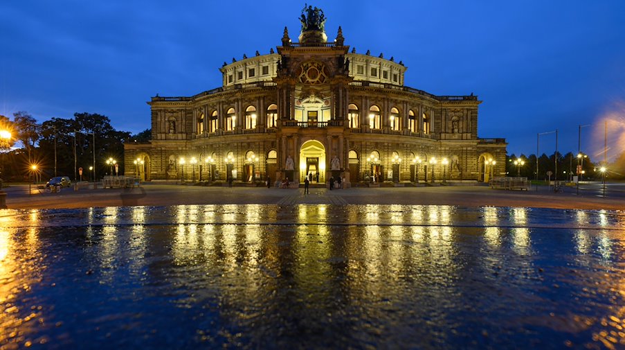 Semperoper on Theaterplatz / Photo: Robert Michael/dpa-Zentralbild/dpa