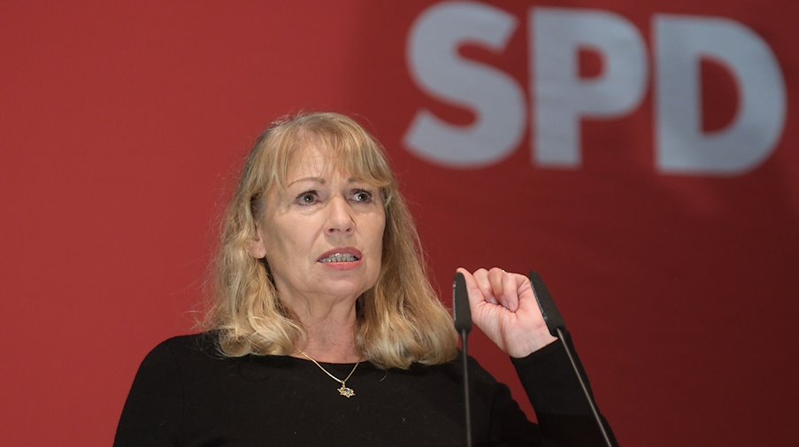 Sachsens Sozialministerin und SPD-Spitzenkanditatin Petra Köpping spricht auf dem Landesparteitag. / Foto: Sebastian Willnow/dpa