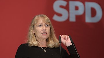 La ministra de Asuntos Sociales de Sajonia y candidata principal del SPD, Petra Köpping, habla en la conferencia estatal del partido / Foto: Sebastian Willnow/dpa