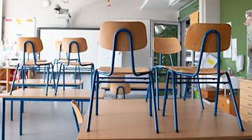 Stühle stehen in einem Klassenzimmer auf den Tischen. / Foto: Sebastian Kahnert/dpa-Zentralbild/dpa/Symbolbild