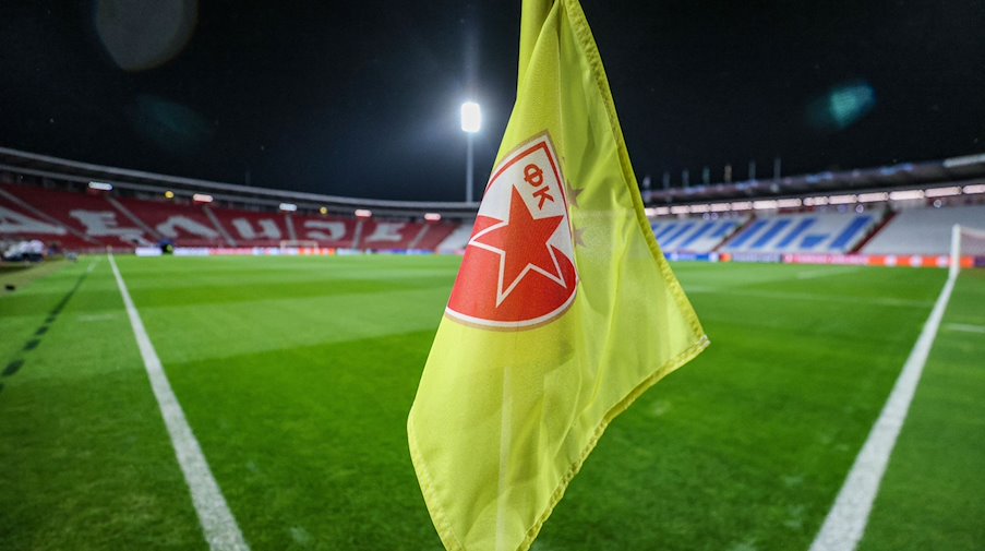 يقف علم الركن في الملعب. / صورة: جان فويتاس / dpa