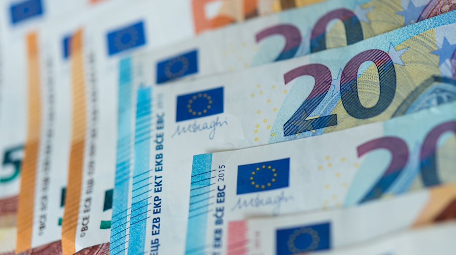 Банкноти номіналом 10, 20 і 50 євро розкладені на столі / Фото: Monika Skolimowska/zb/dpa/Illuatration