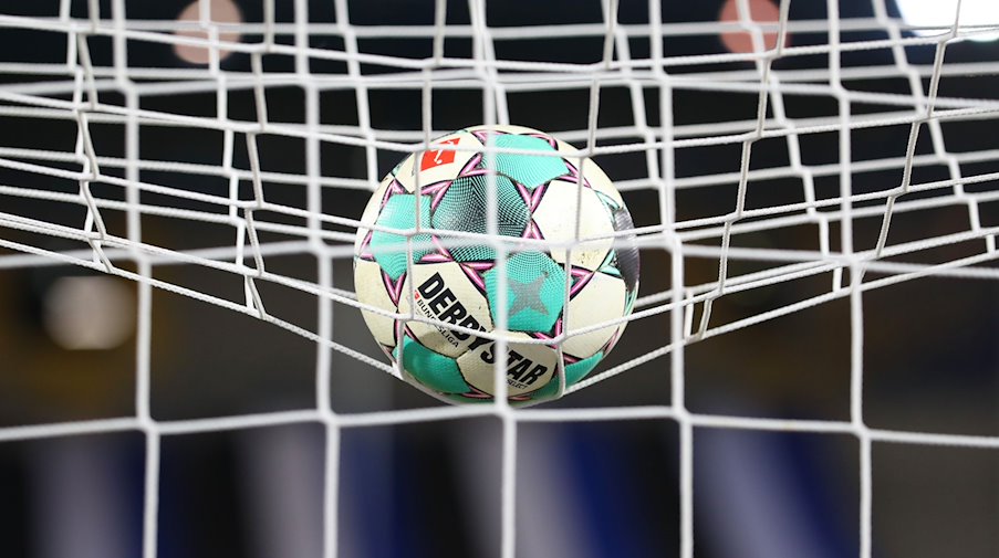 كرة قدم تتواجد أمام الملعب. / صورة: فريزو جينتش/مجموعة الأنباء الألمانية/صورة رمزية
