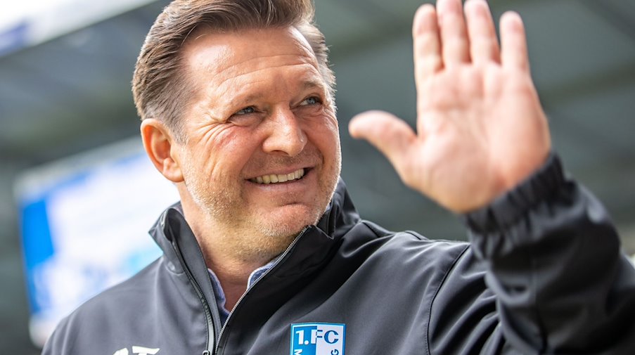 Coach Christian Titz of 1. FC Magdeburg greets the fans / Photo: Andreas Gora/dpa/Archivbild