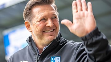 El entrenador Christian Titz del 1. FC Magdeburg saluda a los aficionados / Foto: Andreas Gora/dpa/Archivbild
