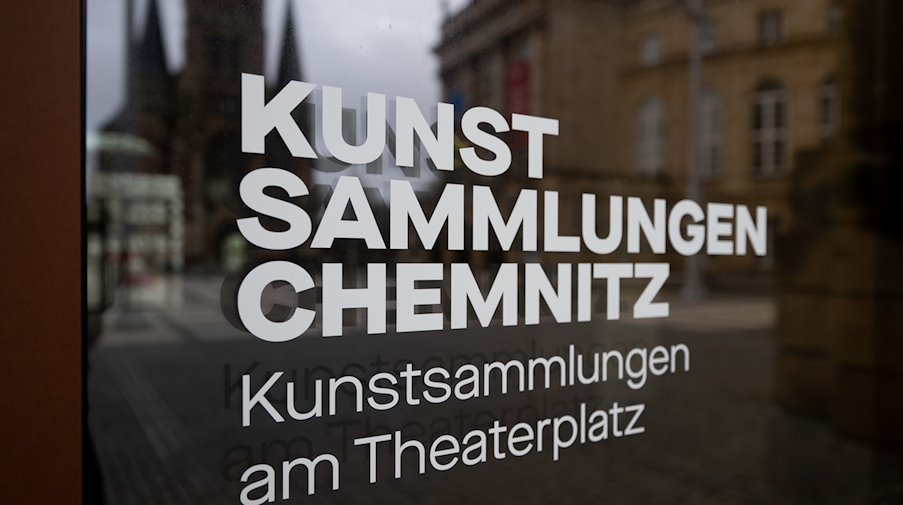 «Kunstsammlungen Chemnitz» steht auf der Eingangstür zum Museum am Theaterplatz in Chemnitz. / Foto: Hendrik Schmidt/dpa