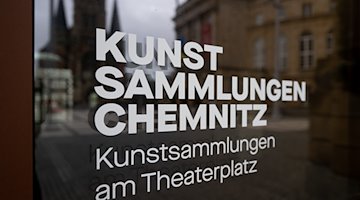 "Kunstsammlungen Chemnitz" is written on the entrance door to the museum on Theaterplatz in Chemnitz / Photo: Hendrik Schmidt/dpa