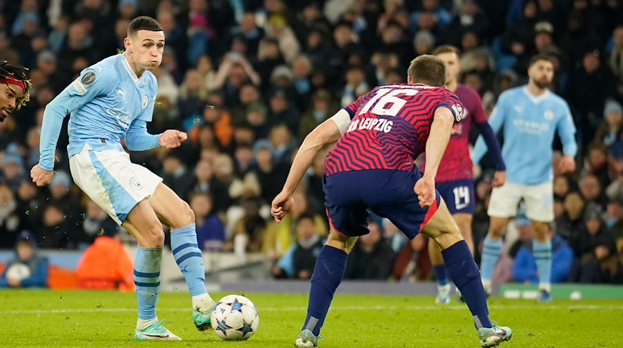 Manchester City's Phil Foden (l) scores to make it 2-2 / Photo: Dave Thompson/AP/dpa