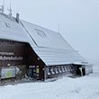 Die Bergstation der Fichtelberg Schwebebahn auf dem eingeschneiten Gipfel von Sachsens höchstem Berg. / Foto: Andreas Hummel/dpa