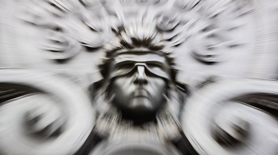Eine Figur der blinden Justitia. / Foto: Christoph Soeder/dpa/Symbolbild