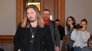 Gil Ofarim (l) betritt den Saal des Landgerichts in Leipzig mit einem seiner Anwälte. / Foto: Hendrik Schmidt/dpa
