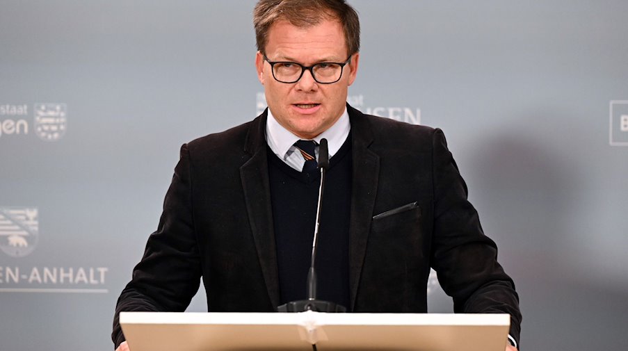 Carsten Schneider (SPD), Beauftragter der Bundesregierung für Ostdeutschland, während der Abschluss-Pressekonferenz. / Foto: Federico Gambarini/dpa