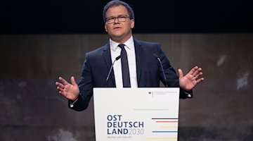 Carsten Schneider (SPD), Beauftragter der Bundesregierung für die ostdeutschen Länder, spricht. / Foto: Hendrik Schmidt/dpa
