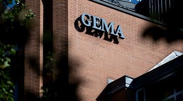 Das Logo der GEMA ist an dem Gebäude der Generaldirektion zu sehen. / Foto: Sven Hoppe/dpa