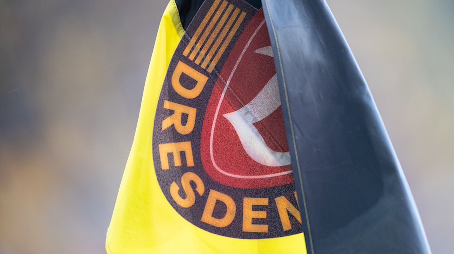 Un banderín de córner con el logotipo de la dinamo ondea al viento / Foto: Robert Michael/dpa