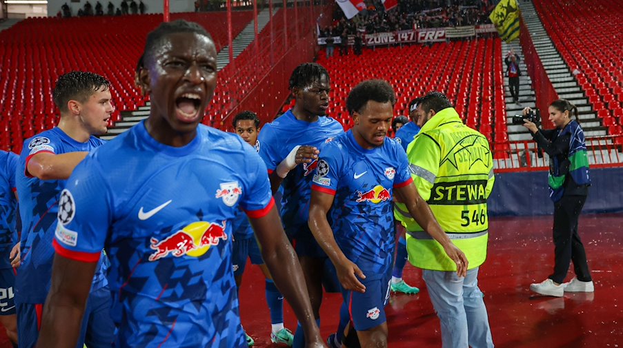 Leipzig's players around Lois Openda (r) cheer after the 0:1. / Photo: Jan Woitas/dpa