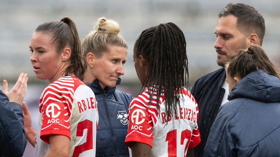 Leipzig's Julia Pollak (from left), Leipzig's assistant coach Anja Mittag, Lydia Andrade and coach Saban Uzun after the match / Photo: Hendrik Schmidt/dpa