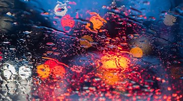Raindrops can be seen on a car windshield. / Photo: Robert Michael/dpa-Zentralbild/ZB/Symbolic image