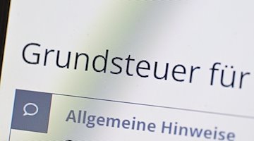 La palabra impuesto sobre bienes inmuebles aparece en la pantalla de un ordenador en la página del portal fiscal en línea Elster / Foto: Bernd Weißbrod/dpa/Archivbild