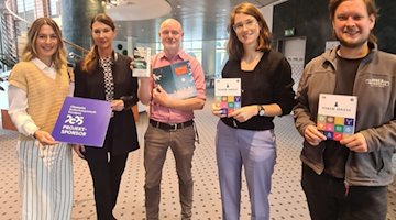 Im Rahmen des Chemnitzer Kulturhauptstadt-Projekts "Makers, Business & Arts" ist erstmalig eine Broschüre mit weihnachtlichen Mitmachangeboten erschienen. Ermöglicht wird der Maker-Advent durch eine Kooperation mit Sachsenlotto.