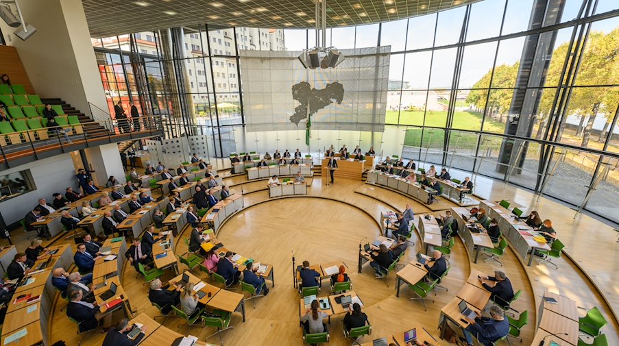 Blick in den Plenarsaal während einer Sitzung des Sächsischen Landtags. / Foto: Robert Michael/dpa/Archivbild