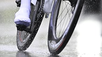 Ein Radfahrer fährt bei Regen über eine Straße. / Foto: Jasper Jacobs/Belga/dpa/Symbolbild