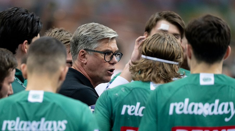 El entrenador del Leipzig, Runar Sigtryggsson (M), da consejos tácticos a su equipo / Foto: Hendrik Schmidt/dpa