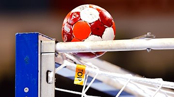 A handball lies on a goal / Photo: Frank Molter/dpa/Symbolic image