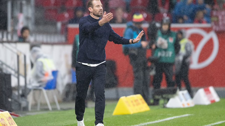 يوجه المدرب المؤقت لفريق ماينز يان سيفيرت فريقه في المطر الغزير. / صورة: Jürgen Kessler / dpa