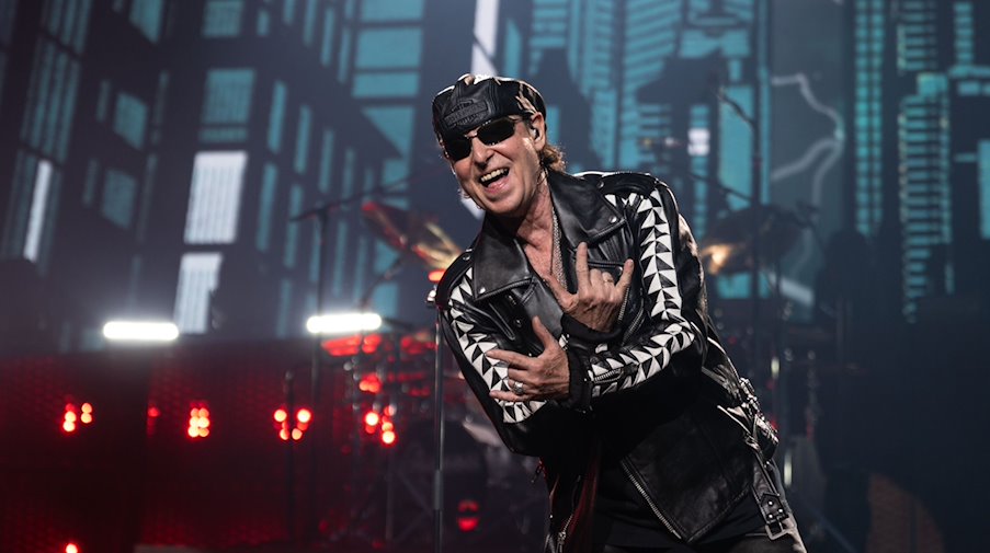 Klaus Meine (vocals) on stage at the opening concert of the German rock band Scorpions' "Rock Believer World Tour" / Photo: Bernd Thissen/dpa