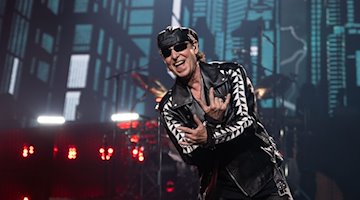 Klaus Meine (vocals) on stage at the opening concert of the German rock band Scorpions' "Rock Believer World Tour" / Photo: Bernd Thissen/dpa