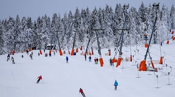 Wintersportler fahren im Dezember im Skigebiet am Fichtelberg. / Foto: Jan Woitas/dpa