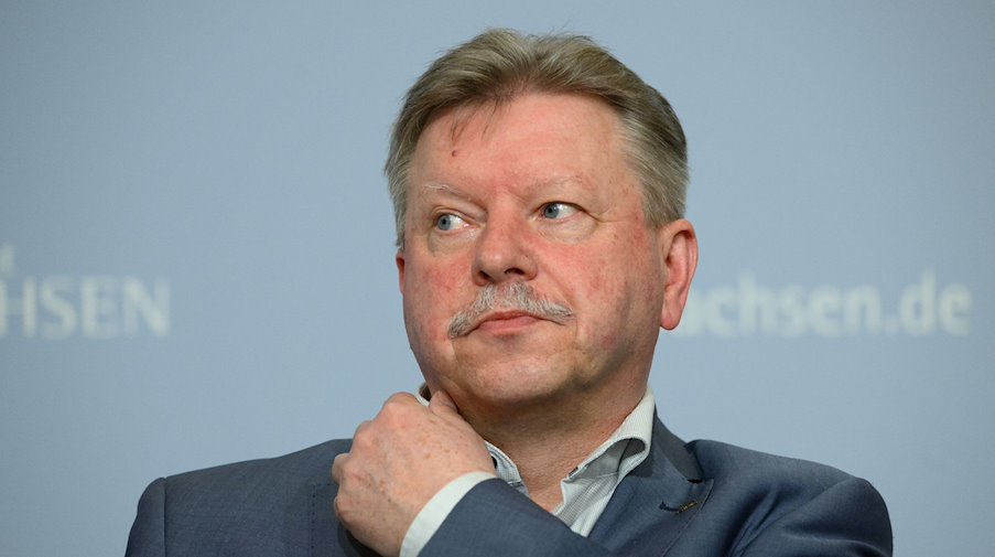 Bert Wendsche, Präsident des Sächsischen Städte- und Gemeindetages, während einer Pressekonferenz. / Foto: Robert Michael/dpa