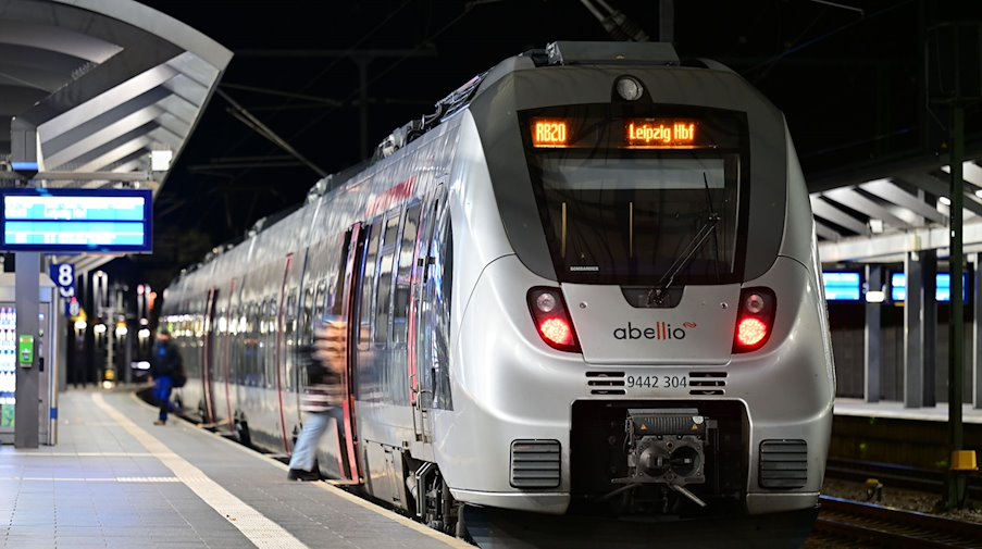 Eine Regionalbahn steht im Erfurter Hauptbahnhof während des bundesweiten Warnstreiks bei der Deutschen Bahn. / Foto: Martin Schutt/dpa