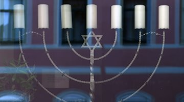 Eine Nachbildung des jüdischen Leuchters Menora. / Foto: Hendrik Schmidt/dpa-Zentralbild/dpa