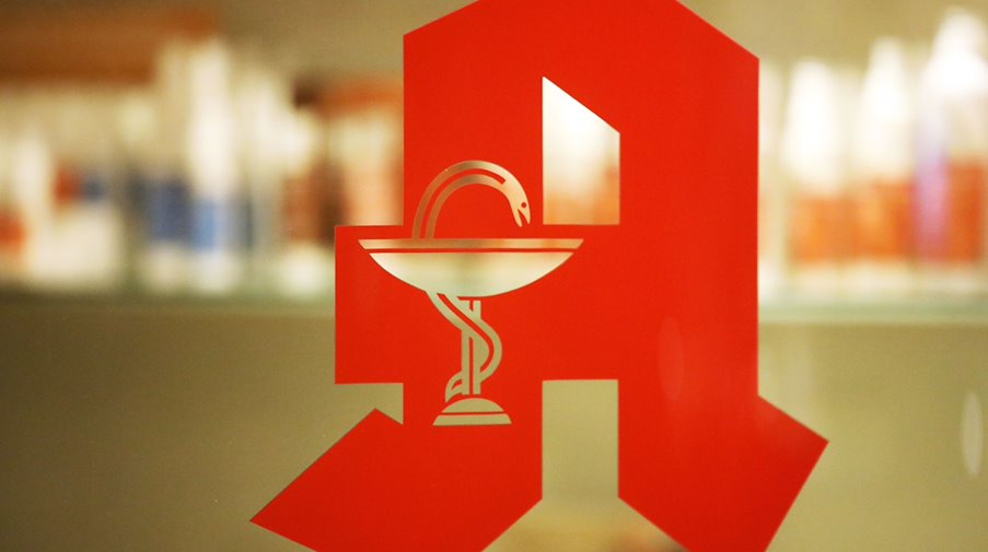 A pharmacy sign is displayed at the entrance to a pharmacy / Photo: Oliver Berg/dpa/Symbolic image