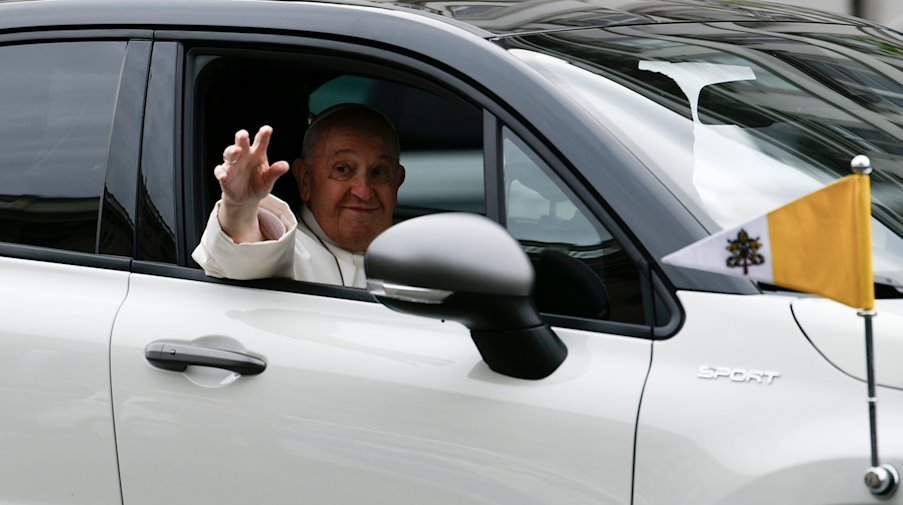Папа Франциск махає рукою з автомобіля після прибуття до собору Святого Стефана / Фото: Denes Erdos/AP/dpa