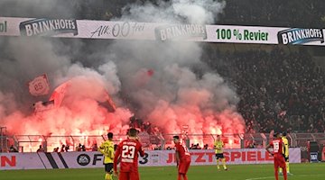 Fans von Leipzig zünden Pyrotechnik im Gästeblock. / Foto: Bernd Thissen/dpa